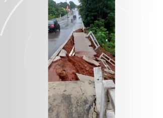 VÍDEO: Calçada de avenida desaba após chuvas fortes e trecho é interditado