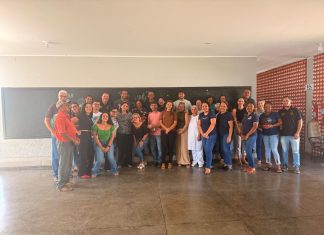 Servidora de escola recebe corredor de aplausos no último dia de trabalho antes de se aposentar: ‘Foi uma surpresa, eu não esperava’