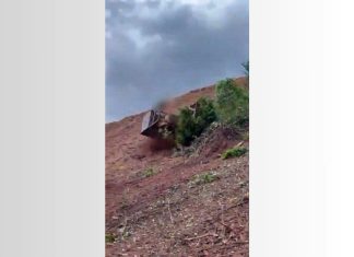 Vídeo mostra momento que trator capota, desce ribanceira rolando e mata tratorista