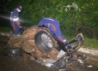 Jovem de 21 anos morre após carro partir ao meio em acidente com caminhonete e caminhão na BR-153