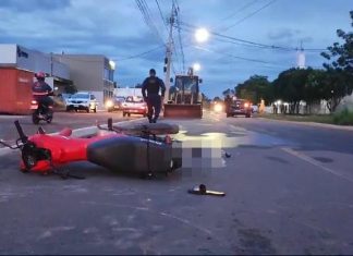 Mulher é levada para o hospital em estado grave após perder o controle de moto e bater em carro