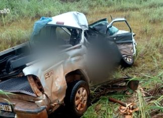 Mãe e filha morrem em acidente na TO-070 após caminhonete rodar na pista durante chuva e bater em caminhão