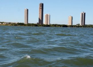 Adolescente de 17 anos morre após entrar em lago para desenganchar anzol, dizem bombeiros
