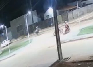 Mulher grávida é atropelada por carro enquanto andava de bicicleta em avenida