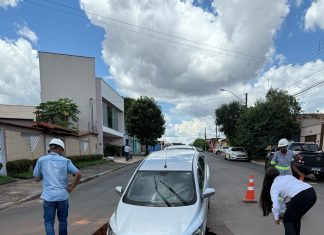 Carro quase é ‘engolido’ por cratera que se abriu após vazamento de água em rua de Araguaína