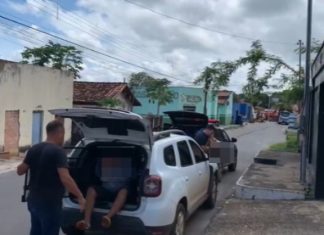Polícia encontra pacote com 1kg de cocaína escondido em quintal de casa e prende dois homens por suspeita de tráfico