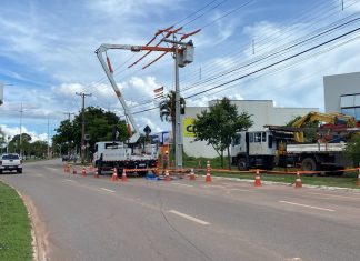 Postes precisam ser substituídos após acidentes em duas avenidas de Palmas