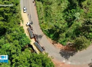 Carreta carregada de soja tomba em curva de serra em Taquaruçu e espalha grãos na pista