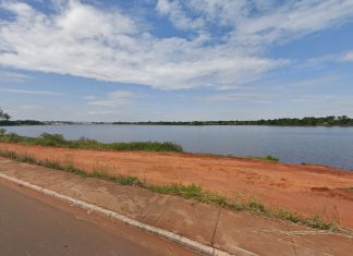 Homem é encontrado caído às margens de rio com ferimentos de bala no rosto, diz PM