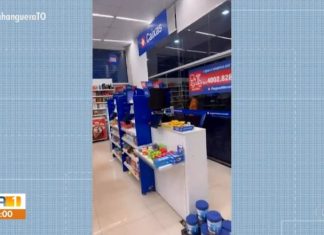 Bombeiros quebram porta de vidro para resgatar clientes trancados dentro de farmácia em Palmas