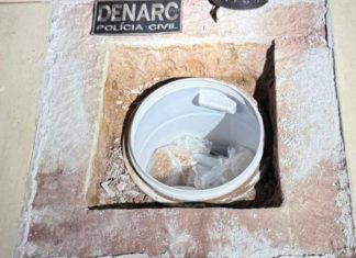 Polícia encontra tonel com drogas escondido embaixo de piso de casa usada como ‘bunker’ por suspeitos de tráfico