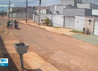 Motociclista é levado para delegacia após ser flagrado por câmera de segurança assediando mulheres em rua