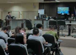 Réu por perseguir e esfaquear ex-namorada no meio de rua é condenado a 14 anos de prisão; câmera registrou crime