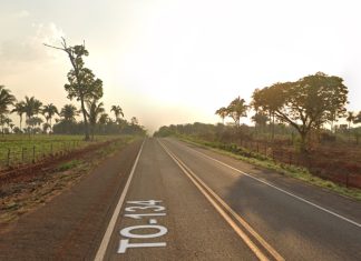 Homem morre atropelado por carro enquanto empurrava moto em rodovia