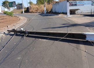 Caminhão derruba dois postes e deixa mais de quatro mil clientes sem energia em Paraíso do Tocantins