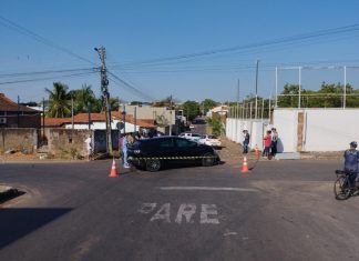 Mulher morre após ser atingida por carro enquanto estava em calçada, diz PM