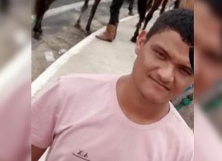 Jovem morre após bater moto em estrutura de palco montada para cavalgada