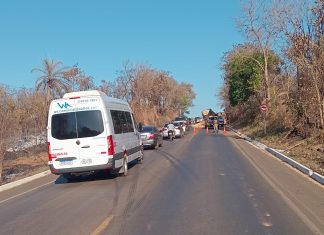 TO-080 é parcialmente interditada após caminhão tombar na pista; trânsito está em pare e siga
