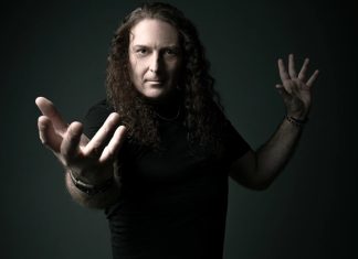 Angra anuncia que a jornada de Fabio Lione como vocalista da banda de metal se encerrará em abril, após 13 anos