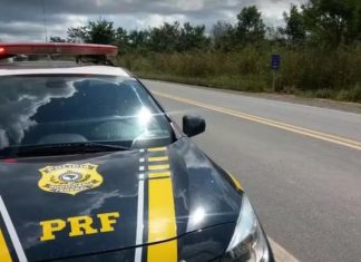 Acidente entre moto e caminhão deixa duas pessoas mortas na BR-153