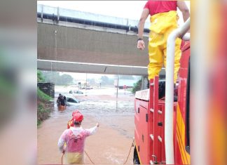 Resgate, acidente e alagamentos: chuva forte causa transtornos em Palmas e Gurupi
