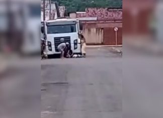 Policial militar é afastado após vídeo mostrar agressão a idoso no meio da rua por causa de cachorro