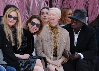 Fernanda Torres posa com Nicole Kidman e Tilda Swinton em desfile da Chanel