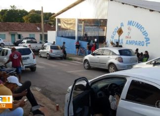 Pais dormem em fila para garantir matrículas de filhos no interior do Tocantins; VÍDEO