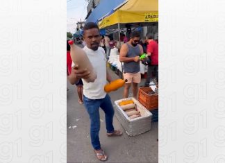 Vendedor chama atenção com jeito descontraído de vender bacaba e buriti no Tocantins: ‘Você que tem preguiça’
