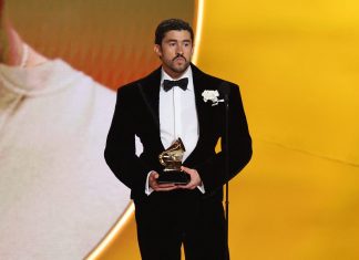 Protestos contra agência de imigração nos EUA dominam a cerimônia do Grammy 2026