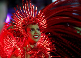 Perrengues com tapa-sexo: além de Virginia, veja outras musas que tiveram problemas com o acessório