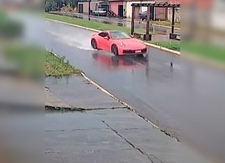 Vídeo mostra momento em que Porsche, de mais de R$ 700 mil, perde o controle antes de bater em poste