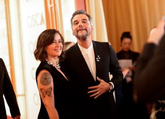 Oscar 2026: Wagner Moura usa broche de designer brasileiro que simboliza ramo carregado pela pomba da paz