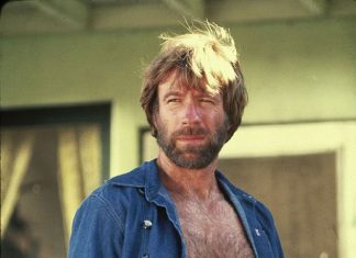 Chuck Norris virou voz conservadora nos EUA e declarou apoio a Trump e ao direito de portar armas