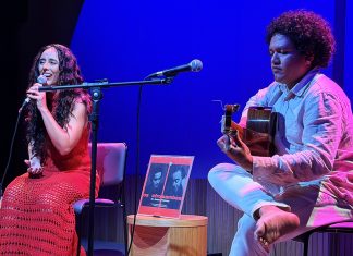 Aline Paes e Pedro Franco brincam a sério no ritmo dos afrosambas em show que festeja os 60 anos do disco de 1966