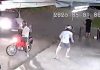 Policial tropeça e cai durante perseguição a adolescentes; VÍDEO