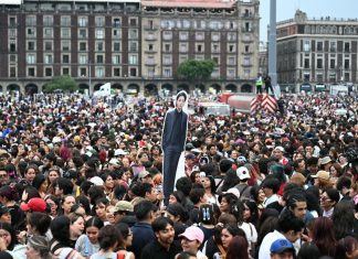 BTS no México: 50 mil fãs se reúnem em frente ao palácio presidencial para ver o grupo