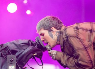 Vocalista do Bring Me the Horizon sofre concussão leve após ser atingido por celular durante show