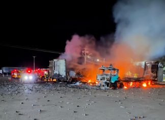 Carretas ficam destruídas após incêndio em posto de combustível no TO; vídeo