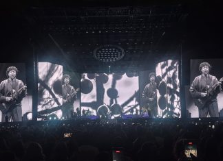 Djavan presenteia público com oceano de poesias em turnê comemorativa