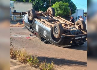 Viatura da Polícia Penal fica tombada após batida em cruzamento de Palmas