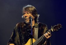 Lenine apresenta o show ‘Eita’ no Rio de Janeiro com coesão, som perfeito e três parceiros fundamentais na plateia