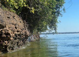 Formação rochosa onde a água escorre naturalmente, conhecida como ‘Pinga’, encanta turistas no TO; VÍDEO