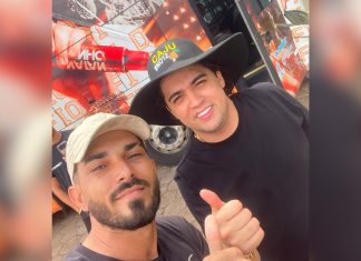 Cantor Natanzinho para em posto, pega moto emprestada e dá volta com trabalhador na garupa; VÍDEO