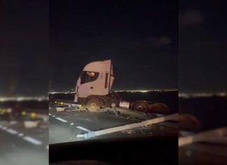 Caminhão derruba poste e grade de proteção e quase desce ribanceira no lago de Palmas