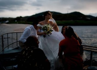 Após tempestade adiar cerimônia, noiva realiza casamento em praia no TO: ‘Tinha certeza que daria certo’