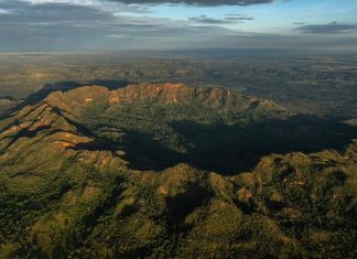 Meteorito que criou uma das maiores crateras do Brasil nem chegou a tocar o solo, explica geólogo