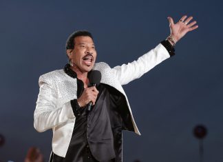 Lionel Richie: médicos suspeitam de problema cardíaco no cantor, que segue na UTI